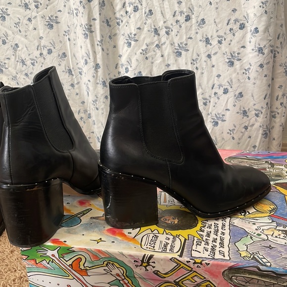 Renvy Women's Debby Leather Block Heel - Picture 5 of 6